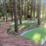 Mediniai minigolf tarputakiai patogiam judėjimui tarp takų